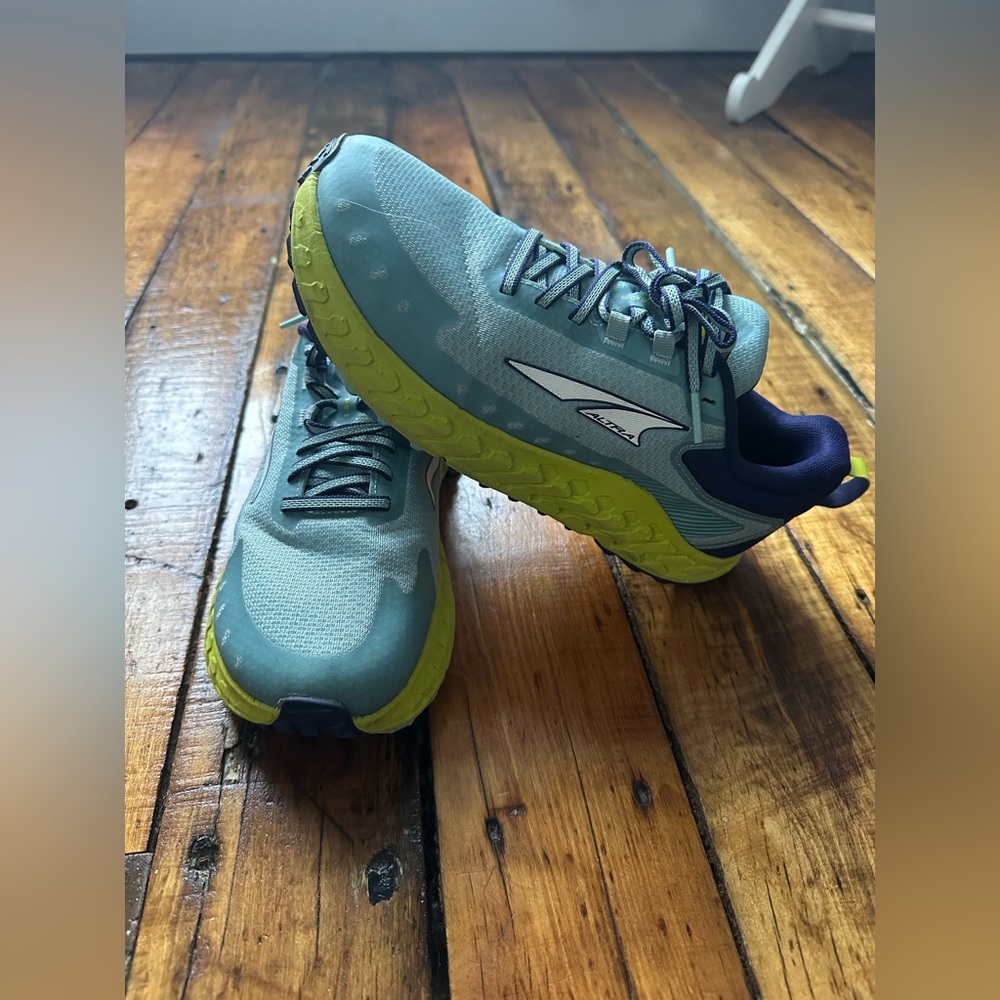 Womens like new Altra Outroad 2 Trail shoes 8.5